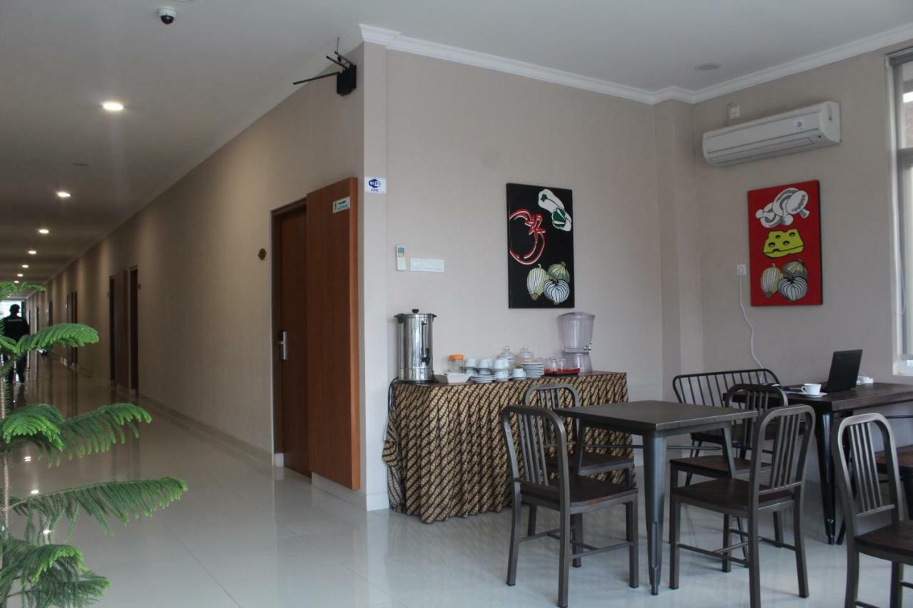 Mr J Suites Hotel Tegal Exterior photo